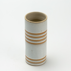 Vaso cilíndrico em cerâmica de alta temperatura. na internet