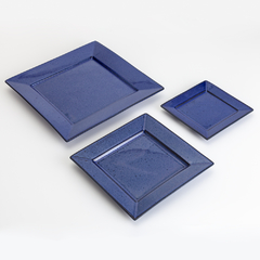 Conjunto de três pratos quadrados em cerâmica de alta temperatura na cor azul royal com toque liso - comprar online