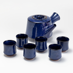 Conjunto de cerâmica com 6 copinhos com pés japoneses e bule modelado a mão, cor Azul Royal  ou azul marinho com toque liso e rústico. - comprar online