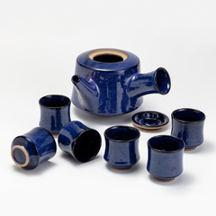 Conjunto de cerâmica com 6 copinhos com pés japoneses e bule modelado a mão, cor Azul Royal  ou azul marinho com toque liso e rústico. na internet
