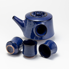 Conjunto de cerâmica com 6 copinhos com pés japoneses e bule modelado a mão, cor Azul Royal  ou azul marinho com toque liso e rústico. - loja online