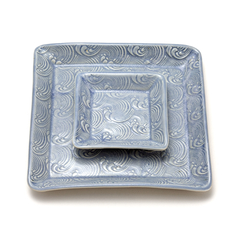 Conjunto de 2 pratos quadrados em cerâmica de alta temperatura.