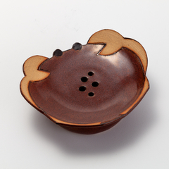 Saboneteira de cerâmica em formato de caranguejo, cor marrom avermelhado com toque liso e rústico - Eliana Kanki.