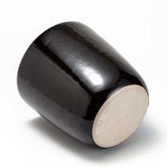 Imagem do Cachepot de cerâmica em alta temperatura, cor Tenmoku ou negro castanho escuro com toque liso e rústico.