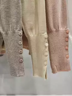 ALPL03 POLERA LISA CON BOTÓNES EN EL PUÑO