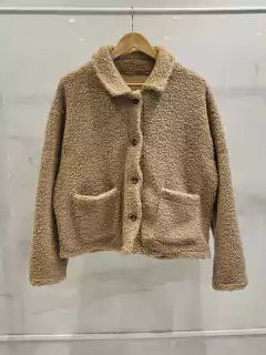 AFCP05 CAMISACO CORDERITO CORTO CON BOLSILLOS