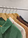 AFCP07 CAMISACO CORDEROY CORTO CON BOLSILLOS