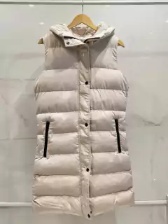 AJBCH01 CHALECO PUFFER LARGO CON CAPUCHA