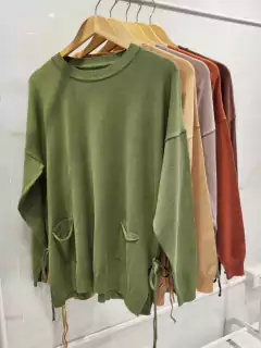 AESW03 SWEATER CON BOLSILLOS Y NUDOS ANCHOS