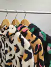 AFBZ09 BUZO PELUCHE CON CAPUCHA ANIMAL PRINT - comprar online