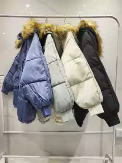 Imagen de ALUCP02 CAMPERA IMPORTADA CON PELUCHE EN LA CAPUCHA