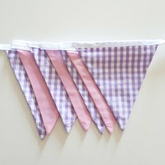 Bandeirinhas de tecido xadrez roxo e liso rosa
