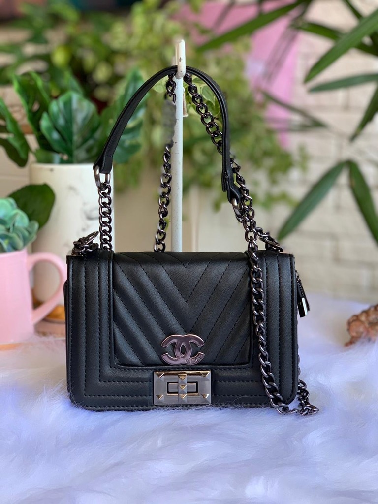 black chanel boy bolsa with gold hardware