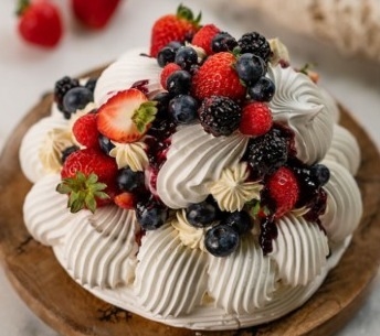 Pavlova De Frutas Vermelhas - Douce Caprice Pâtisserie