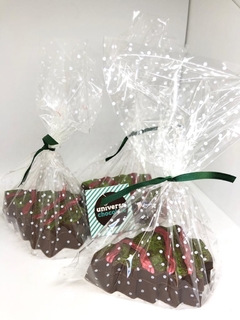 Bombonera de pino base y tapa de chocolate con mini formitas en su interior en internet