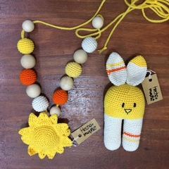 Set collar de lactancia y sonajero "Sol"