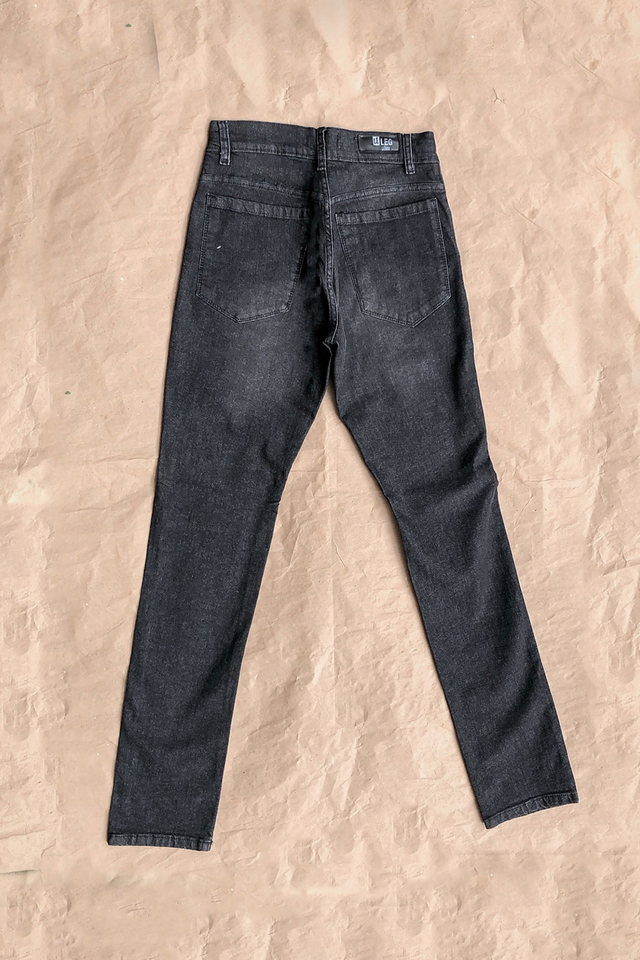 JEAN NEGRO GASTADO DE HOMBRE CORTE CLÁSICO RECTO ULEG