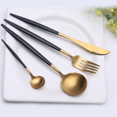 Set de cubiertos France x 4 piezas (Blanco o negro)
