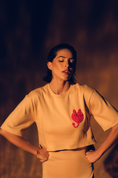 t-shirt cropped vida bege na internet