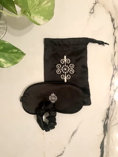 Set de Máscara y Scrunchie en Satén negro Bordado