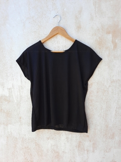Remera negra