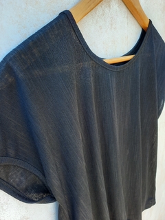 Remera negra en internet