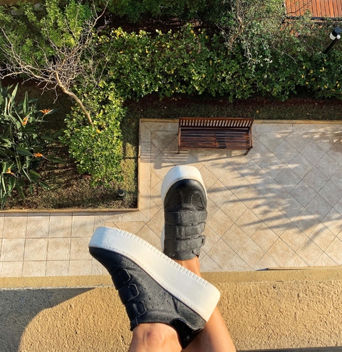 Tênis Slip On Plataforma Textura em Renda Nude Santa Lolla