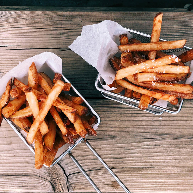 Uma porção de batatas fritas, batatas fritas