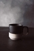 Taza J. Café con leche. Gris y negro. Coleccion Gres Duo.