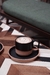 Tazas J (tostado y negro) + platos de sitio. (Taza de te)