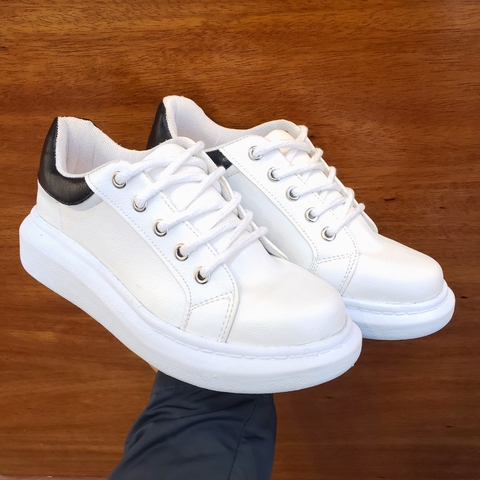 Zapatillas Nazaria Blancas Con Plataforma - Anastasia