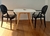 (JB) Mesa madera base laqueada de Krethaus, dos sillas de Kartell, para niños. / 60 × 60 × 49/36 × 30 × 63
