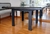 (JB) Juego de comedor, mesa madera base de hierro con cuatro sillas tapizadas y respaldo esterilla / 140 × 140 × 77/48 × 48 × 90 en internet