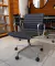 (JB) Cinco sillas giratorias tapizadas en ecocuero, estructura fundición de aluminio pulido, 4 usadas, 1 nueva. / 56 × 50 × 80 - comprar online