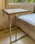 (LP) Mesa de apoyo de Landmark con patas cromadas y tapa de madera. / 37 x 47 x 60