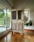 (GL) Mueble esquinero de madera con 2 puertas de vidrio y 2 talladas / 198 x 109 x 67/ puertas 78 x 48