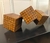 (MG) Adornos de Mayflower Cubos de madera/ florero rojo chico/ beige cerámica / 10 x 10 x 33 alto/ 10 x 27 alto/ 24 x 24 - The Stock Muebles