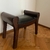 (ID) Banqueta de madera tapizada en cuero / 64 x 40,5 x 50 Precio: $75.600