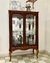 (GL) Vajillero de madera lavada con puertas de vidrio biselado y fondo espejado. / 161 x 104 x 35
