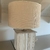 (SF) Tres lamparas de mesa base madera y pantalla arpillera / Base 25x25x54 alto total / Pantalla 43x20 en internet