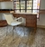 (GL) Escritorio de madera con cajones y silla blanca con patas cromadas / escritorio 102 x 57,5 x 76 / silla 43 x 37 x 45