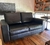(MW) Sillon tapizado en cuero negro / 160x87x45/77