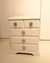 (JB) Mesa de luz madera laqueada con tiradores. / 48 × 35 × 60