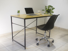 silla tulip negra con ruedas mas escritorio de madera