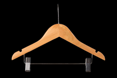 Percha ADULTO de Madera con Pinzas