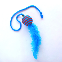 Pelota tipo rascador con pluma y cascabel en internet