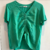 Blusa verde brilhante com encaracolado na internet