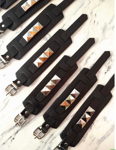 Brazalete de cuero negro