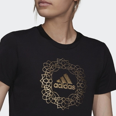 CAMISETA LOGO ADIDAS METALIZADA FEMININA na internet