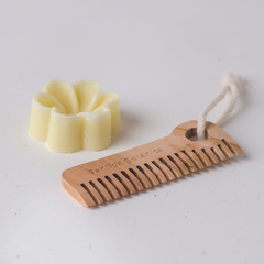 Peine de madera con cordón de algodón. - comprar online